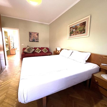 Vintage Apartment In Center تيرانا المظهر الخارجي الصورة